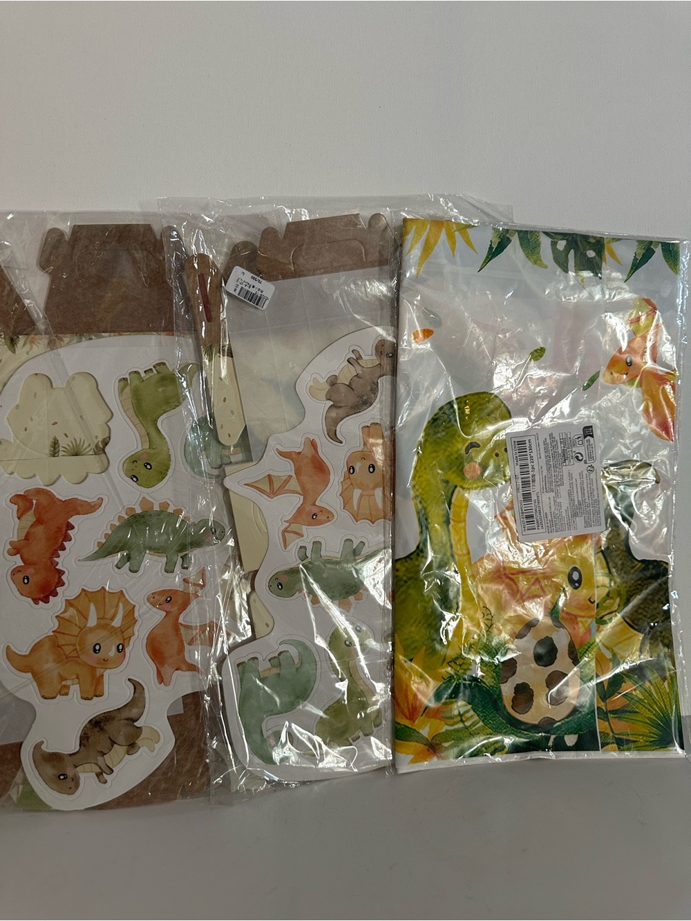 SHEIN 8PCS 3D Dinosaur Honeycomb Centerpieces